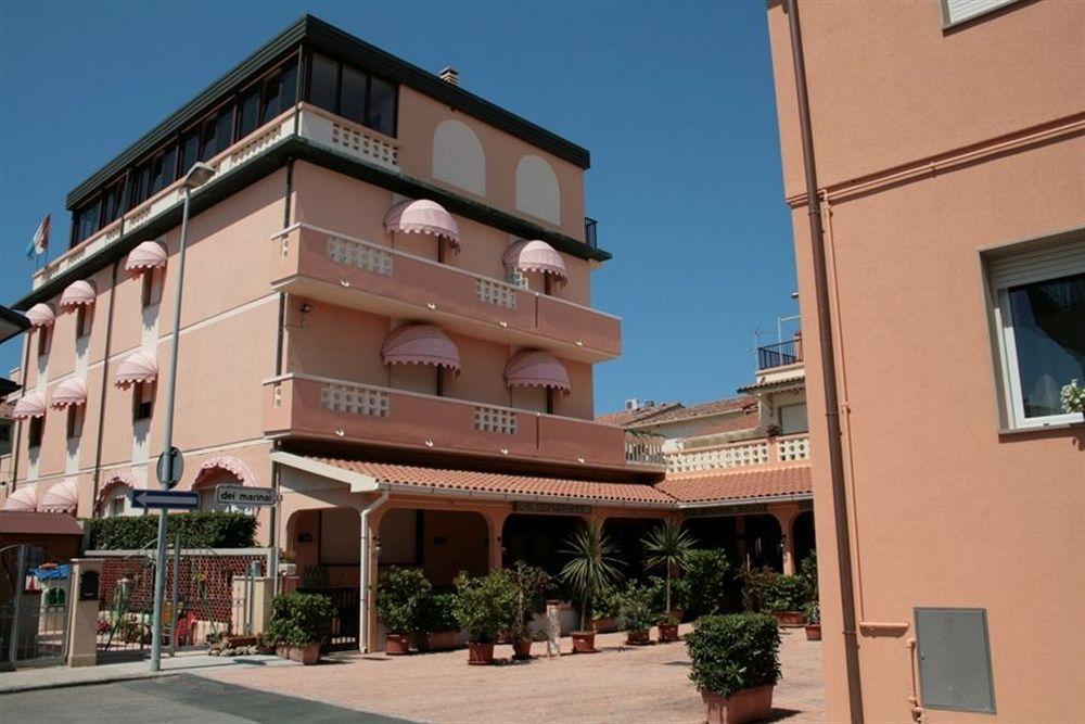מרינה די צ'צ'ינה Hotel Sileoni מראה חיצוני תמונה